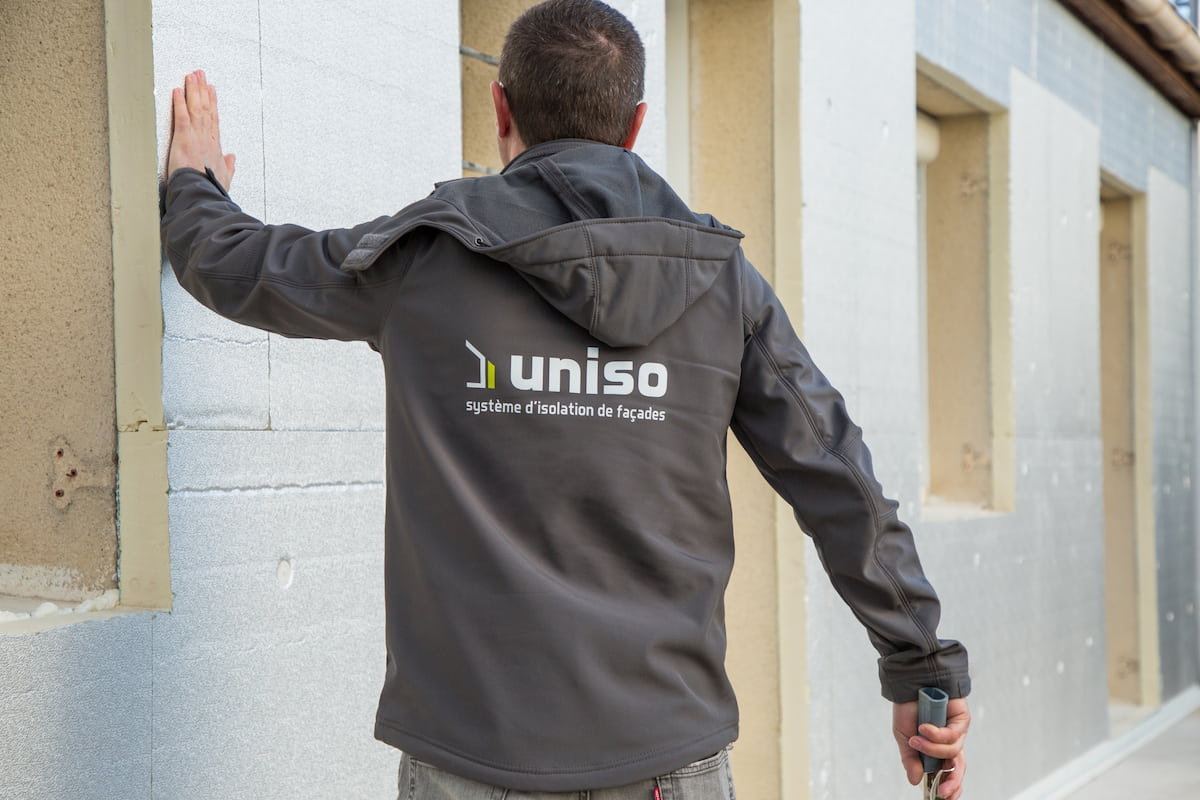 Professionnel Uniso qui isole une maison pour l'été