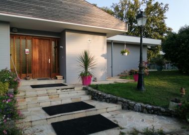 Isolation des murs par l'extérieur d'une maison de plain-pied