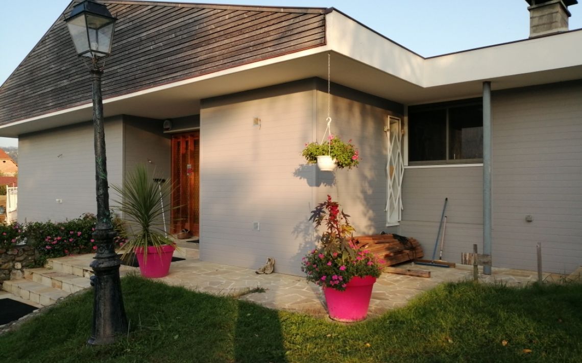 Isolation des murs par l'extérieur d'une maison de plain-pied