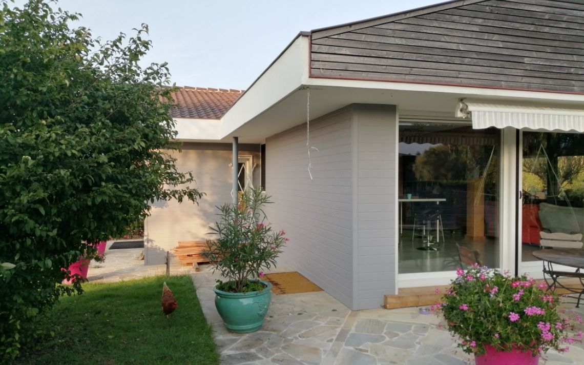 Isolation des murs par l'extérieur d'une maison de plain-pied