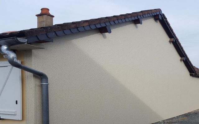 Isolation thermique et embellissement d'un pignon d'une maison des années 80