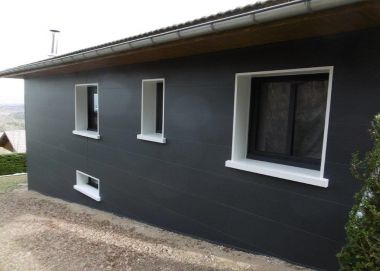 Une maison des années 80, plus moderne et mieux protégée