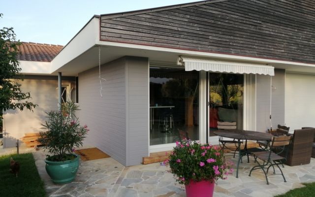 Isolation des murs par l'extérieur d'une maison de plain-pied