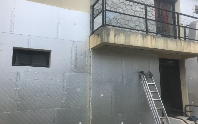 Isolation extérieure et protection de façades d'une maison datant des années 70